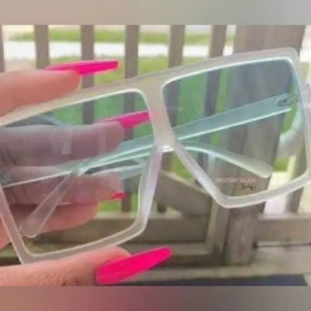 High Fashion Wmn's Oversized Sunglasses.